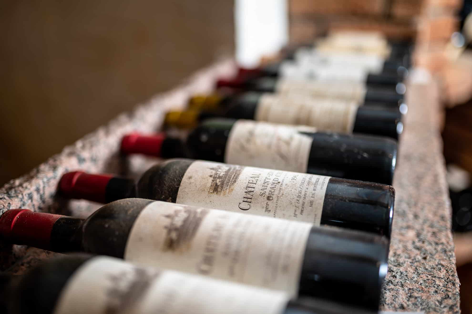 Eine Auswahl erlesener Weine, die in einer Reihe ausgestellt sind.